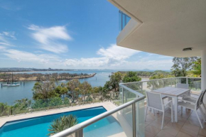 2 bedrooms apartment on the beach and with air conditioning and pool